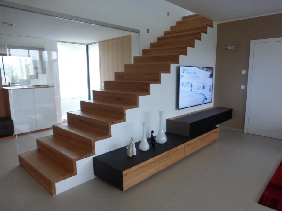 Maßgefertigte Wohnlösung mit Holztreppe und Einbaumöbel von Möbel Zottl