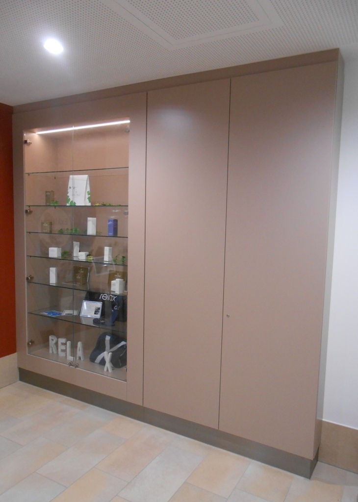 Einbauschrank mit Vitrine und Holzfronten